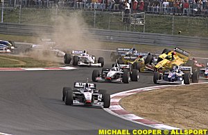 A spectacular first corner incident