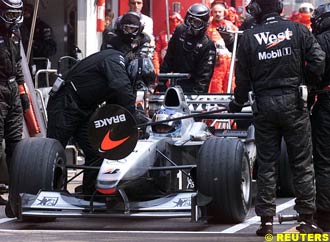 Hakkinen pits with a problem