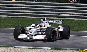 Jacques Villeneuve spinning his BAR003