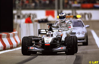 Hakkinen rides back on Coulthard's car