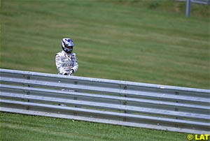 Raikkonen walks back to the pits 