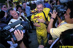 Sato is hugged by Eddie Jordan