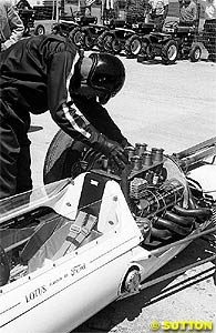 Gurney does his won mechanics at Indy