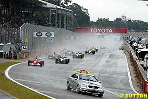 The start took place behind the Safety Car