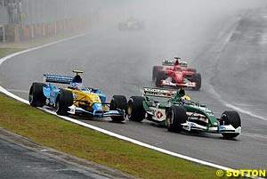 Webber overtakes Trulli