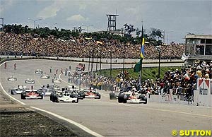 Carlos Reutemann and Emerson Fittipaldi head the field at the start of the 1974 race.