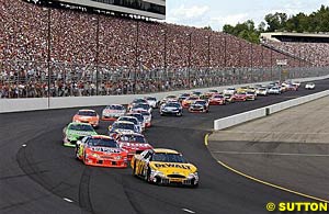 Matt Kenseth and Jeff Gordon lead the field at the start