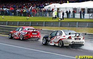 The rain light-less Mark Skaife comes under attack from Jason Richards in the closing laps