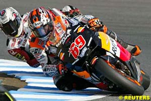 Nicky Hayden holds off Makoto Tamada at the previous MotoGP round at Motegi