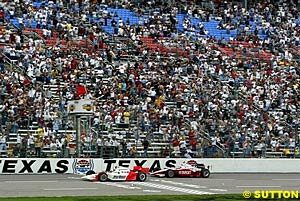 Gil de Ferran leads Scott Dixon as they receive the red and chequered flags