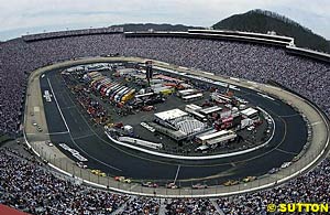 150,000 spectators watch the racing at Bristol