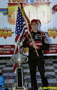 Winner Kurt Busch with the winner's trophy and the US flag
