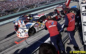 Johnny Benson pits on his way to his season-best result of fourth in Pontiac's final race