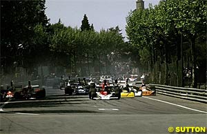 Andretti leads at the start of the Spanish Grand Prix, Montjuich Park, Barcelona, 27 April 1975.