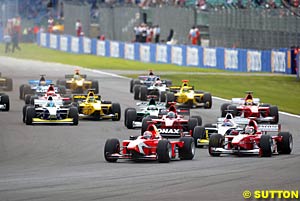 Winner Vitantanio Liuzzi leads the field into Copse at the start