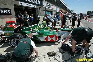 Bjorn and the mechanics in the Montreal pitlane