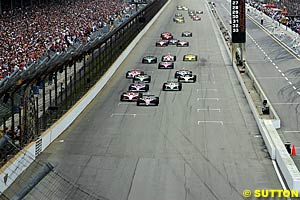 The start of the 2004 Indianapolis 500, Buddy Rice leads
