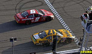 Matt Kenseth just edges out Kasey Kahne as they take the chequered flag