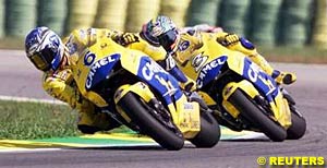 Makoto Tamada leads teammate Max Biaggi