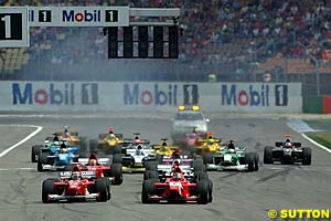 Enrico Toccacelo and Vitantonio Liuzzi battle at the start