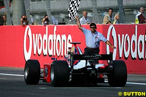 Vitantonio Liuzzi takes the final International Formula 3000 chequered flag