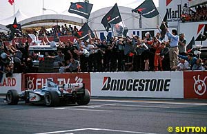 Mika Hakkinen clinches the 1998 World Championship