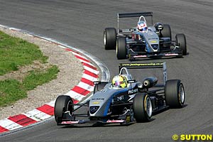 2004 champion Jamie Green leads teammate Eric Salignon