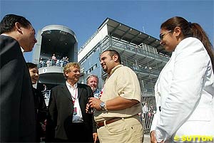 Tilke with representatives of Bahrain