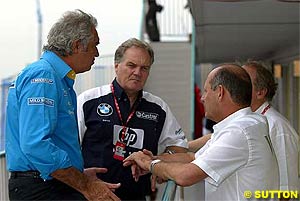 Sometimes it's tough at the top. Flavio Briatore, Patrick Head, Ron Dennis and Burkhand Goschel discuss problems in the paddock in the finale of the 2003 season at Susuka, Japan.