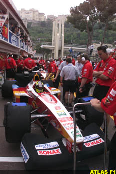 Ralf in a crowded pitlane, today