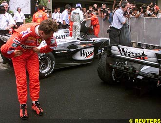 Schumacher inspects the McLarens after qualifying