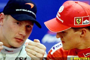 Hakkinen and Schumacher chatting at the press conference